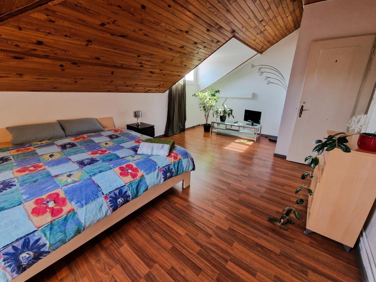 Beautiful Aparment Next To The Border 4 Room 생루이 외부 사진